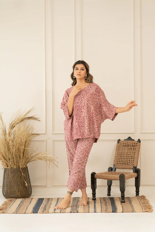 गुलाबी को-ऑर्ड सेट