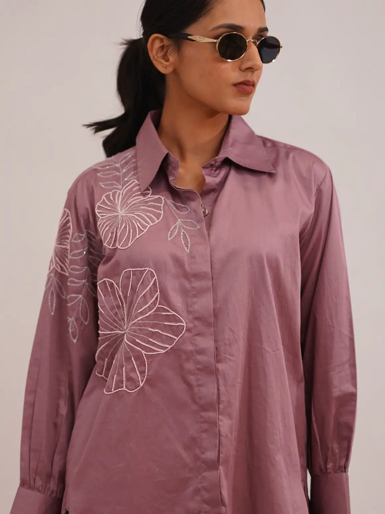 Woman wearing a mauve shirt