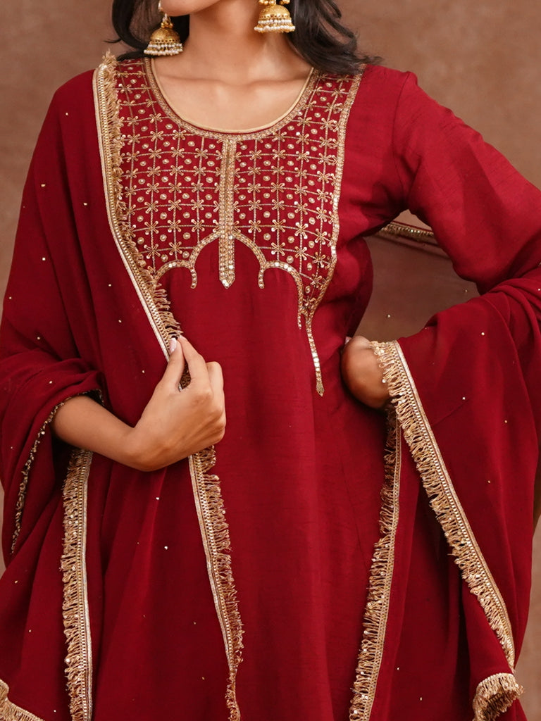 Red traditional outfit with gold embroidery for women 